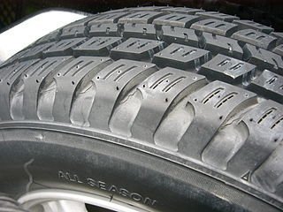 All-season tyre tread